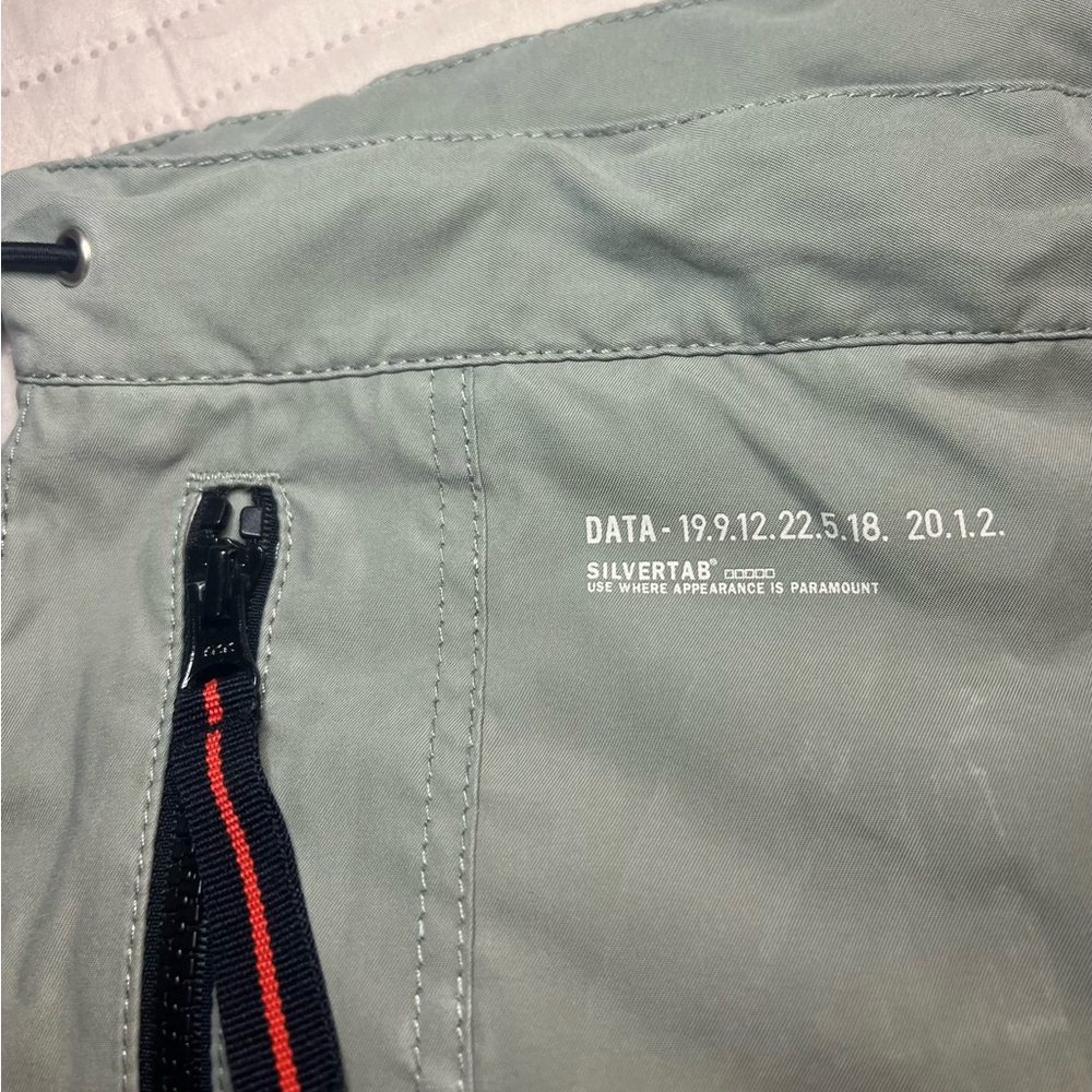 Vintage Levi’s SilverTab Data Men's Shorts Green Baggy Tech Skater Military - Picture 2 of 8